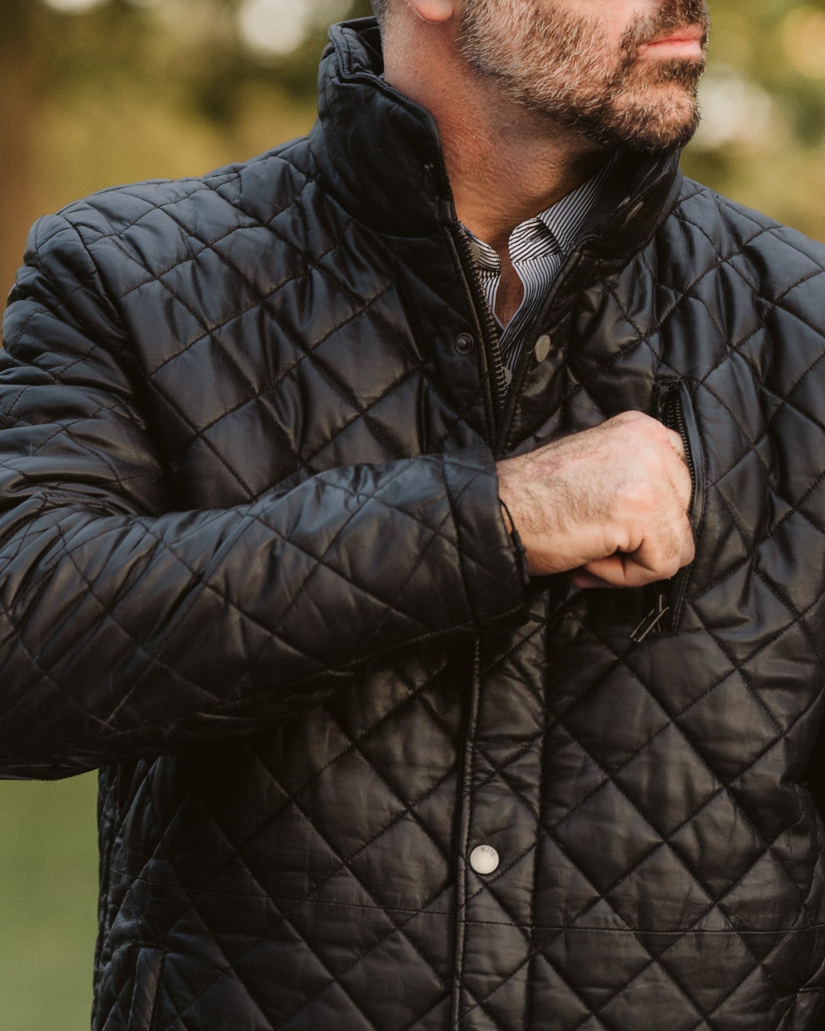This jacket's high-quality leather and detailed quilting provide an impeccable fit, ensuring both warmth and style for the cooler months.