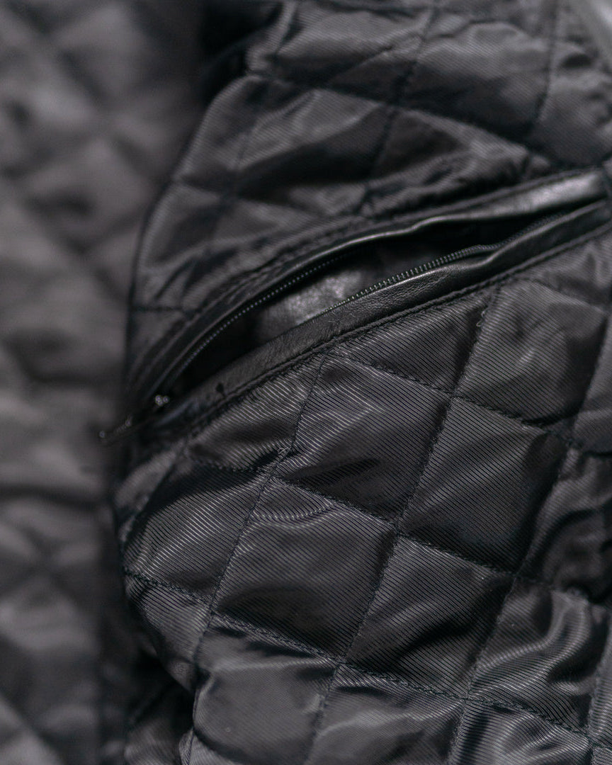 Its full-zip front closure and snap buttons provide added security and a tailored fit, adapting to various body shapes and sizes.